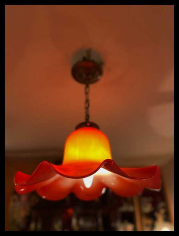 II.3109   LÁMPARA ROJA CON ONDAS