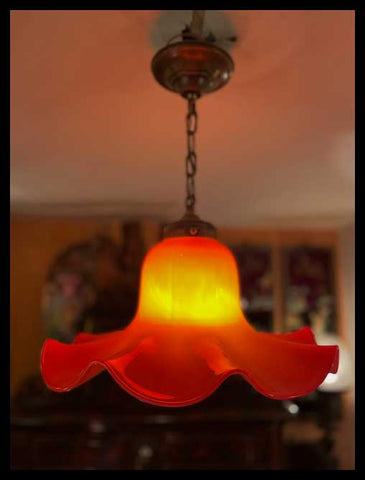 II.3109   LÁMPARA ROJA CON ONDAS