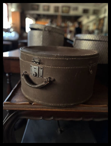 II.3466 SOMBREROS EN SUS CAJAS