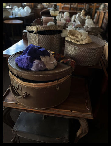 II.3466 SOMBREROS EN SUS CAJAS