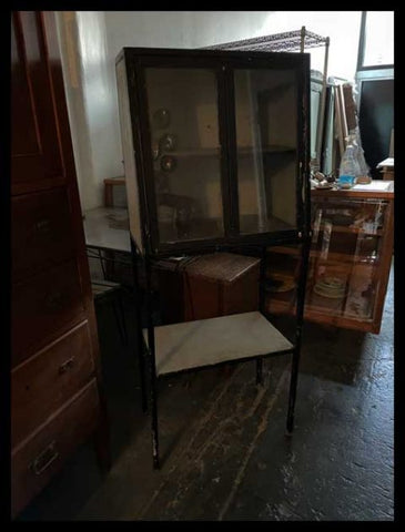 I.3308  VITRINA MÉDICA DE FIERRO ALTA