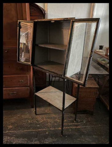 I.3308  VITRINA MÉDICA DE FIERRO ALTA