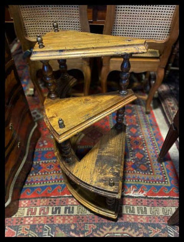 II.3116  ESCALERA DE BILIOTECA