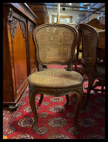 I.3321  PAR DE SILLAS TALLADAS CON JUNCO