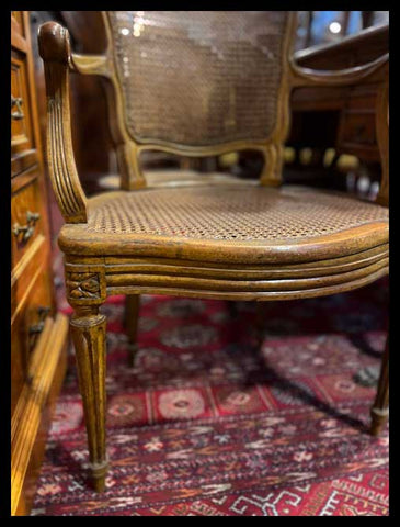 I.3322  PAR DE SILLONES TALLADOS CON JUNCO