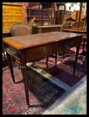 I.3323  ESCRITORIO DE CAOBA CON CUERO