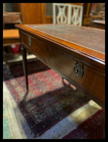I.3323  ESCRITORIO DE CAOBA CON CUERO