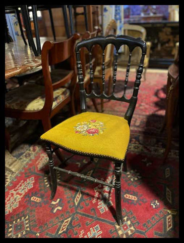 I.3325  PAR DE SILLAS ASIENTO AMARILLO BORDADO