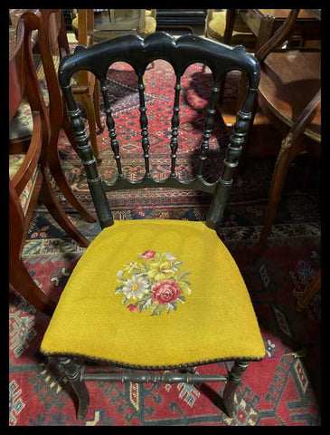 I.3325  PAR DE SILLAS ASIENTO AMARILLO BORDADO