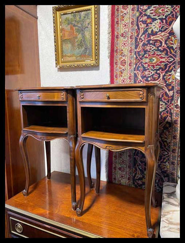 I.3329  PAR DE PEQUEÑOS VELADORES FRANCESES