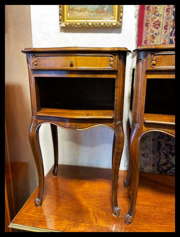 I.3329  PAR DE PEQUEÑOS VELADORES FRANCESES