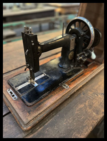 II.3467 MÁQUINA DE COSER EN SU CASA