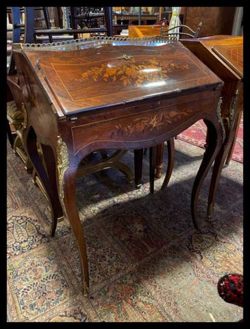 I.3331  SECRETAIRE CON MARQUETERÍA Y PAÑO ROJO