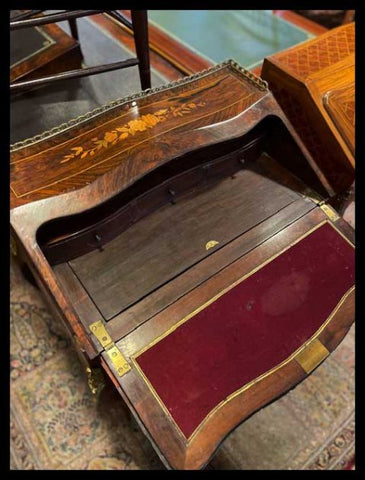 I.3331  SECRETAIRE CON MARQUETERÍA Y PAÑO ROJO