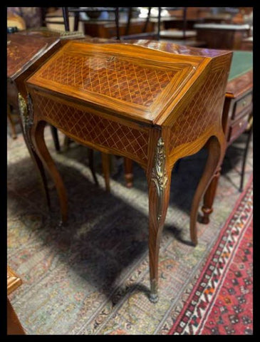 I.3332  SECRETAIRE CON MARQUETERÍA EN DIAMANTE Y PAÑO VERDE