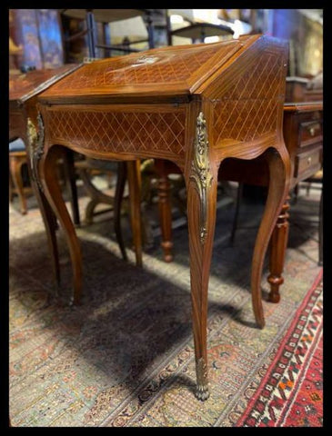 I.3332  SECRETAIRE CON MARQUETERÍA EN DIAMANTE Y PAÑO VERDE