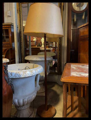 I.3335  LÁMPARA DE PIE DE MADERA ALTA