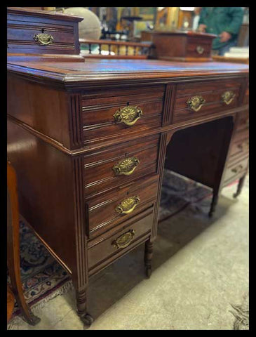 I.3337  ESCRITORIO DE CAOBA CON CUBIERTA DE CUERO RULETEADO