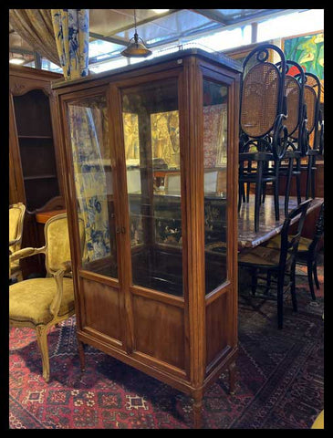 I.3340  VITRINA DE MADERA CON CORONACIÓN EN BRONCE