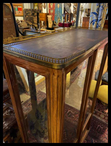 I.3340  VITRINA DE MADERA CON CORONACIÓN EN BRONCE