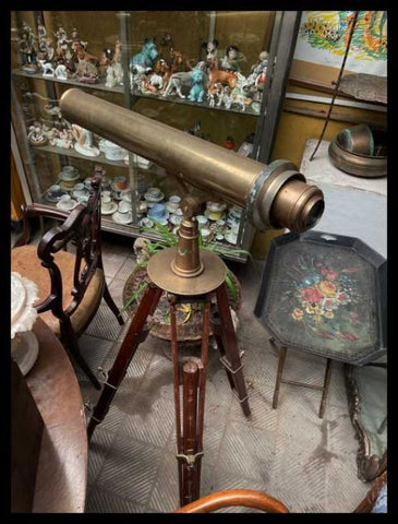 II.3123  TELESCOPIO EN BASE DE TRÍPODE DE MADERA