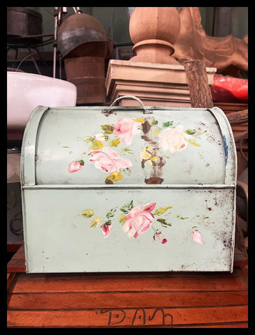 II.3565 CAJA DE HERRAMIENTAS DE JARDINERÍA DE LATA