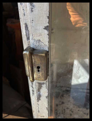 I.3355  VITRINA MÉDICA CON PINTURA ORIGINAL