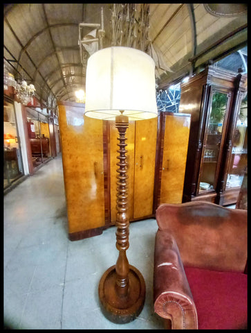 II.3566 LÁMPARA DE PIE DE MADERA