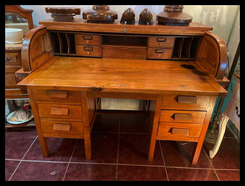 I.3365  ESCRITORIO CON CORTINA