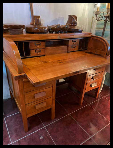 I.3365  ESCRITORIO CON CORTINA