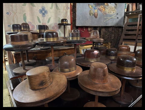 II.3409 SOMBREREROS DE MADERA