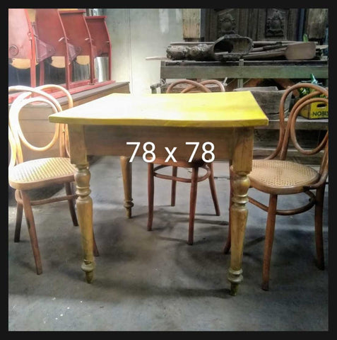 I.1782 MESA AMARILLA PATAS TORNEADAS