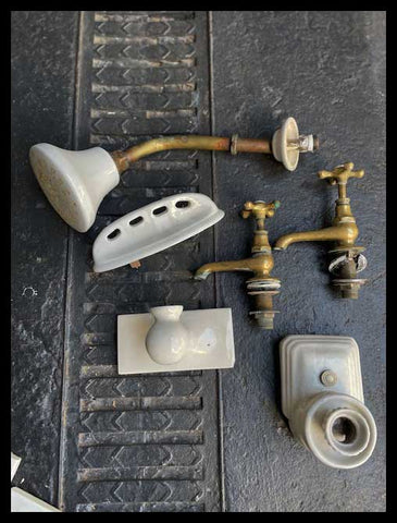 II.3136  ARTEFACTOS DE BAÑO DE CERÁMICA Y BRONCE