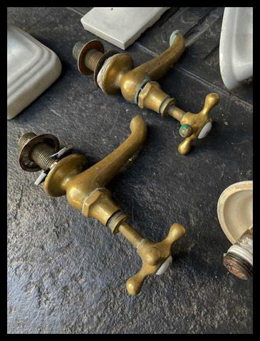 II.3136  ARTEFACTOS DE BAÑO DE CERÁMICA Y BRONCE