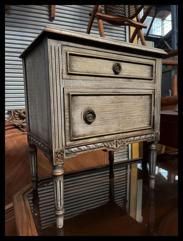 II.3472 PAR DE VELADORES LUIS XVI PATINADO