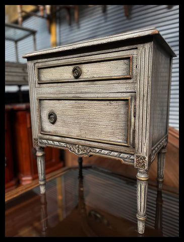 II.3472 PAR DE VELADORES LUIS XVI PATINADO