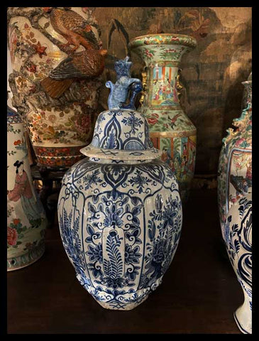 II.3147  POTICHES Y JARROS AZUL Y BLANCO