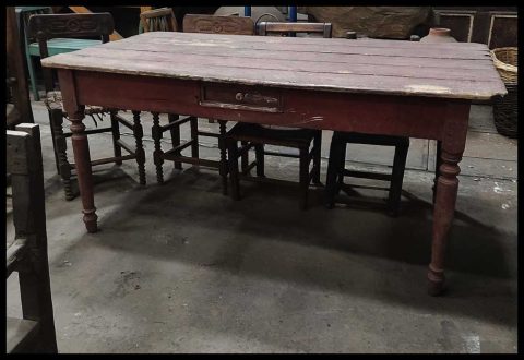 I.3394  MESA CHILENA PATINADA CON CAJÓN