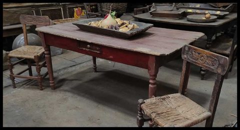 I.3394  MESA CHILENA PATINADA CON CAJÓN