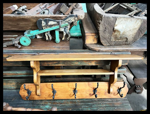 II.3569 PERCHA DE MURO DE PINO Y ÁLAMO