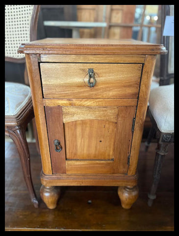 I.3408  PEQUEÑO VELADOR DE MADERA