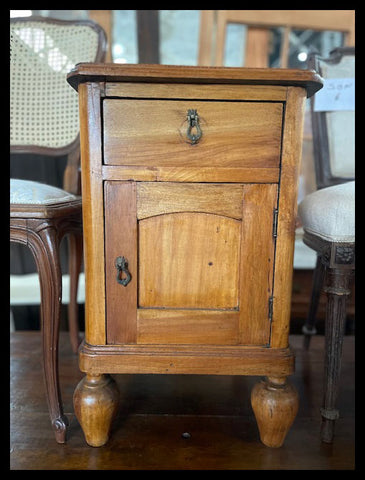 I.3408  PEQUEÑO VELADOR DE MADERA