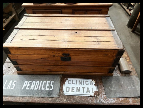 I.4047 BAÚL DE MADERA