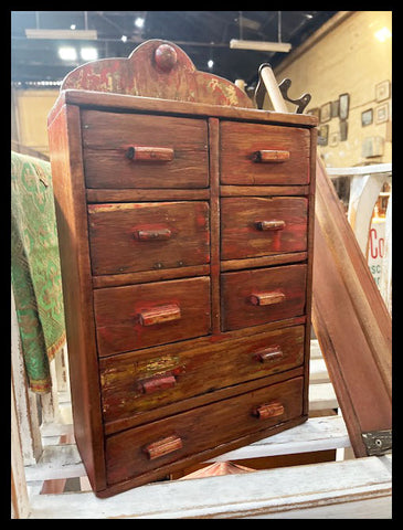 II.3570 PEQUEÑO BOTIQUÍN DE MADERA