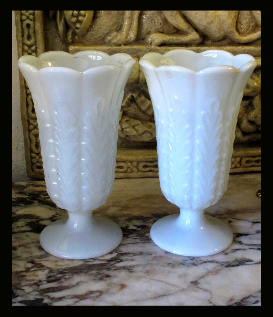 II.241 PAR DE FLOREROS DE OPALINA