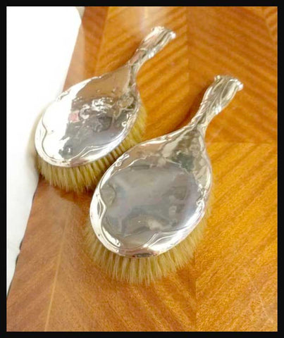 II.2352 CEPILLOS DE PLATA