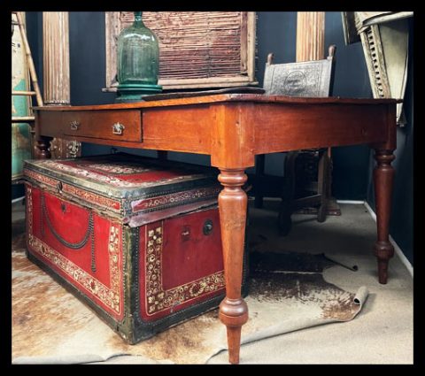 I.3445   MESA CHILENA CON GRAN CAJÓN