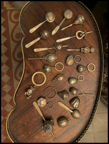 II.3477 COLECCIÓN DE CASCABELES DE PLATA