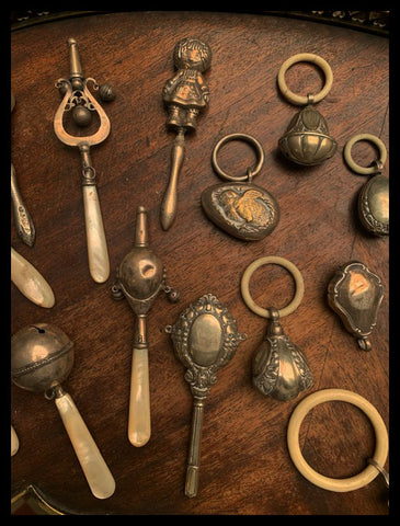 II.3477 COLECCIÓN DE CASCABELES DE PLATA