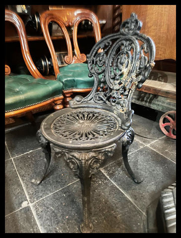 I.3462  PAR DE SILLAS DE FIERRO FUNDIDO